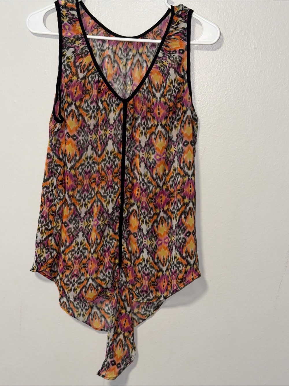 Women's Sleeveless V-Neck Printed Tie-Front Top - Multicolor
